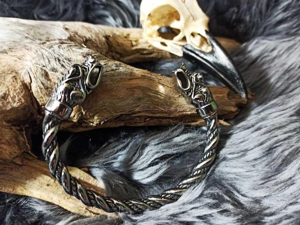 Massiver Edelstahlarmreif mit Wolfsköpfen